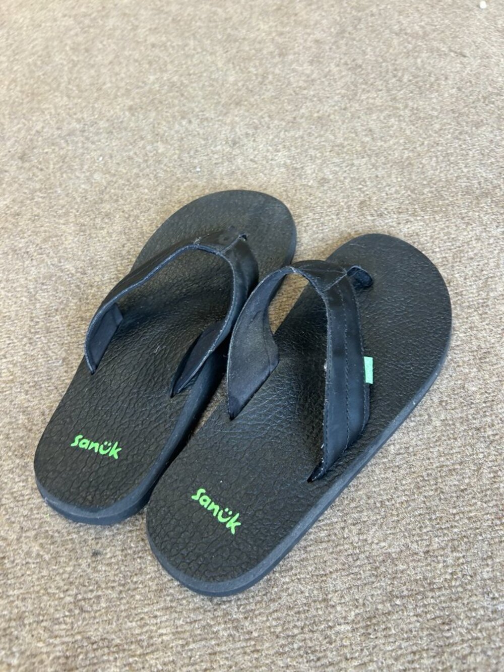 Sanuk Men’s 11 Black Flip Flops Sandals Excellent Condition - Picture 3 of 5